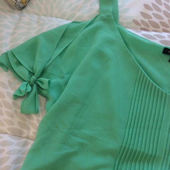 ⚫️Green Cold-Shoulder Blouse - Picture 2 of 4