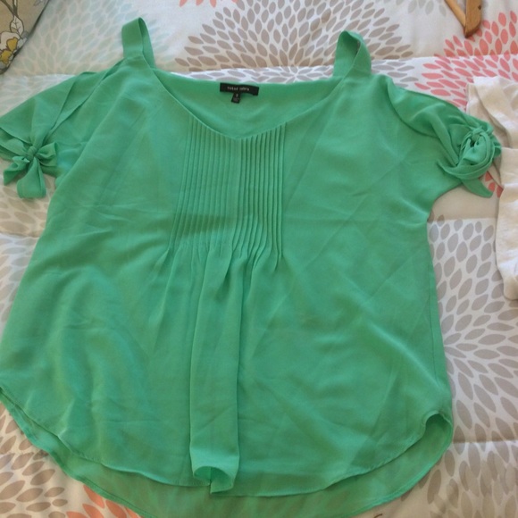 ⚫️Green Cold-Shoulder Blouse - Picture 4 of 4