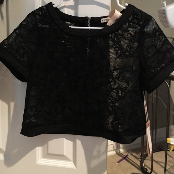 crop top from a little boutique - Picture 1 of 3