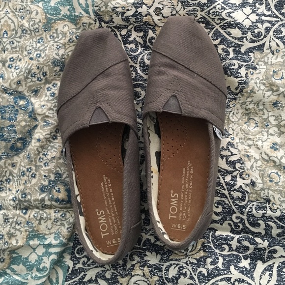 Brand new TOMS!