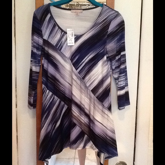 NWT 3/4 sleeves shark bite top