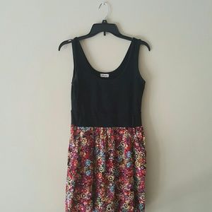 15 minute flash sale!! Cute flowery dress!