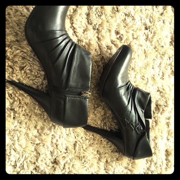 Guess booties 4" heel.