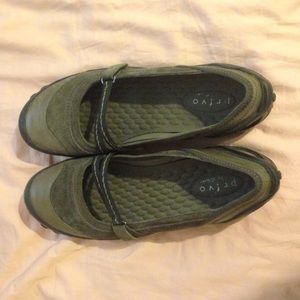 Privo! Clarks comfy suede shoes