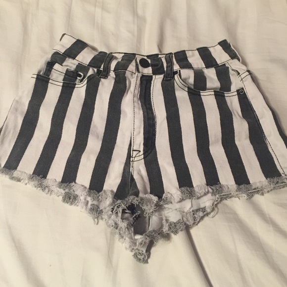 BDG STRIPED SHORTS HIGH RISE CHEEKY!