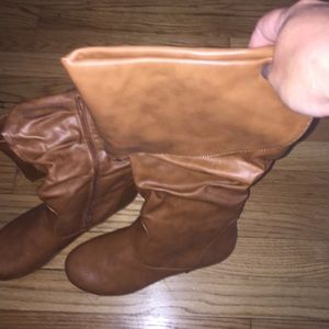 Tan bouts come to knee