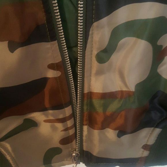 Like new camo jacket with zipper - Picture 2 of 4
