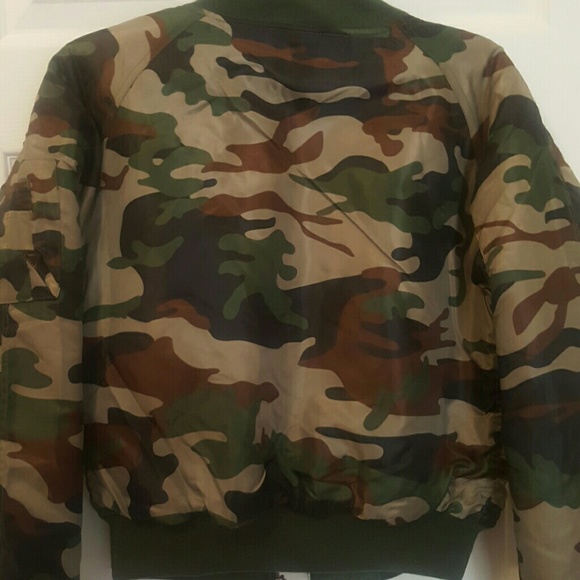 Like new camo jacket with zipper - Picture 3 of 4