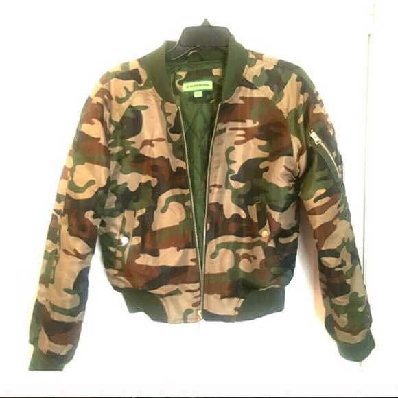 Like new camo jacket with zipper - Picture 4 of 4