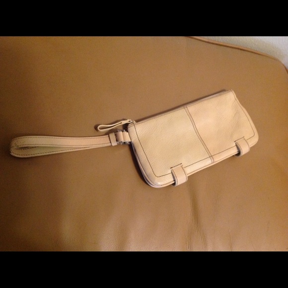 Sweet Kenneth Cole wristlet, buttery leather. - Picture 2 of 4