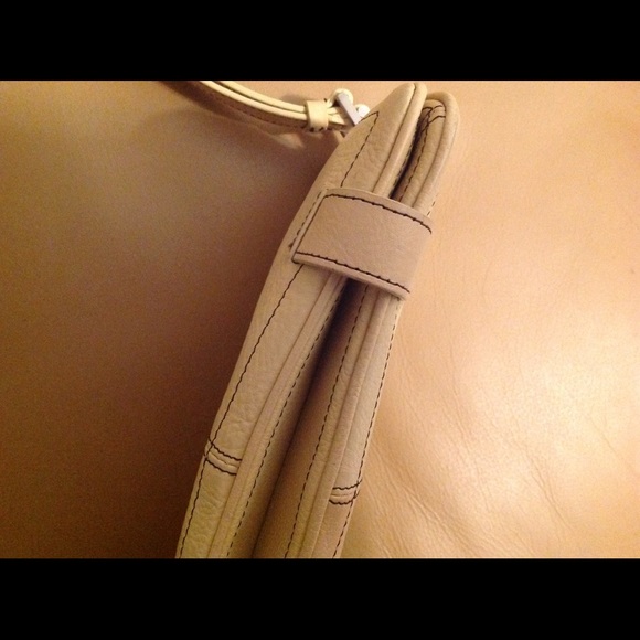 Sweet Kenneth Cole wristlet, buttery leather. - Picture 3 of 4