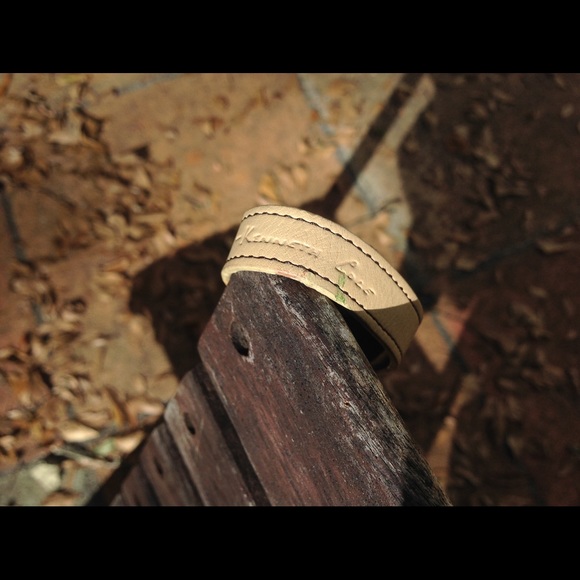 Sweet Kenneth Cole wristlet, buttery leather. - Picture 4 of 4