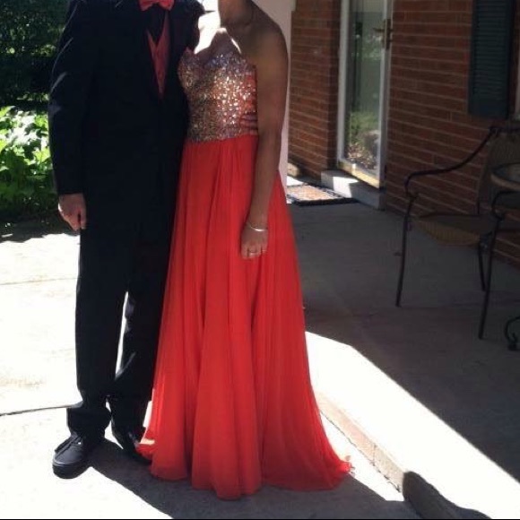 Formal dress - Picture 4 of 4