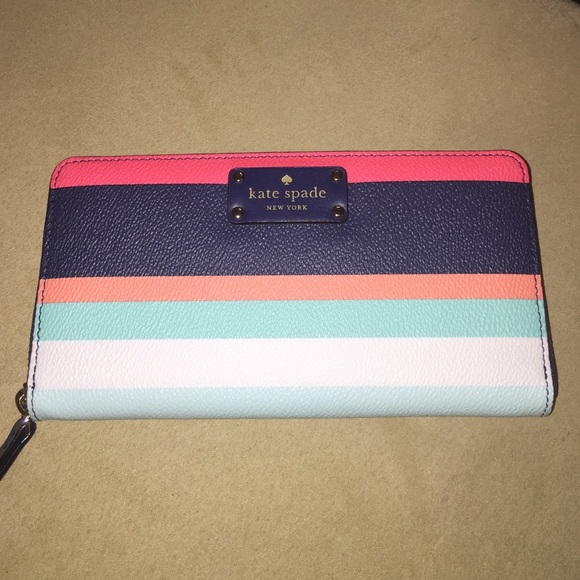 ✨FREE COSMETIC✨ NWT Kate Spade Wallet✨