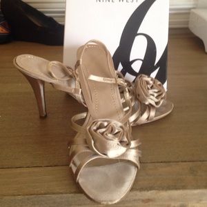 Nine West gold strappy 9.5M pumps