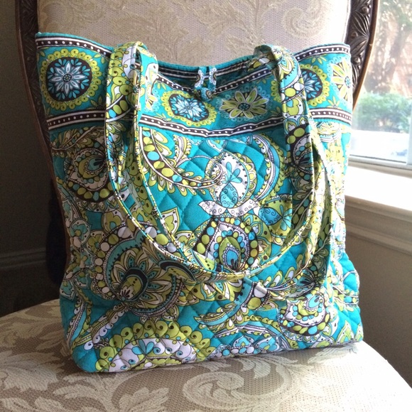 Vera Bradley Handbags - 🌻Vera Bradley quilted tote