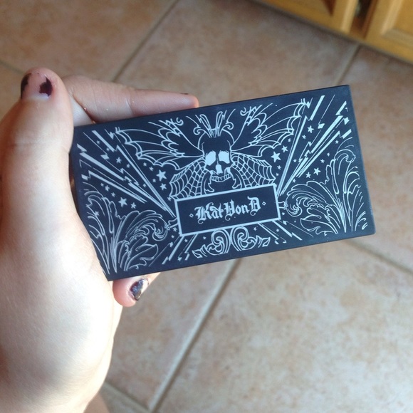 Kat Von D "True Romance" Little Sinner palette
