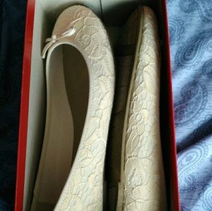 New! Lace cream flats
