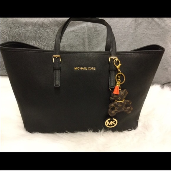 Michael Kors Handbags - NWT Michael kors jet set tote