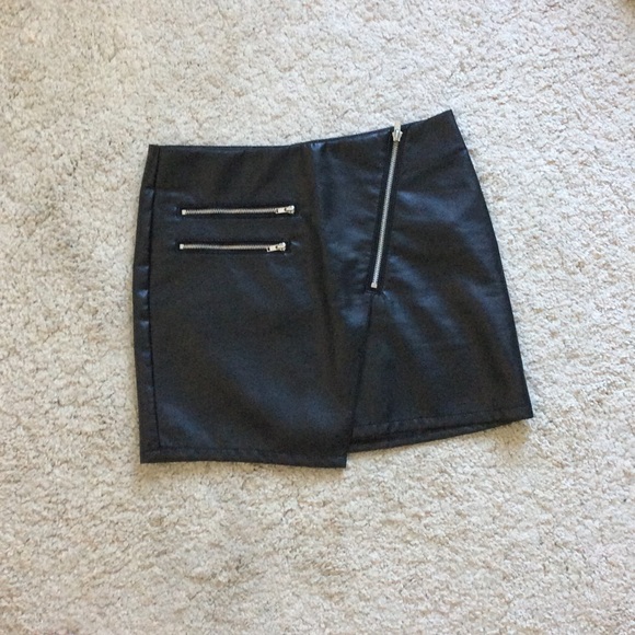 Leather skirt with zipper details