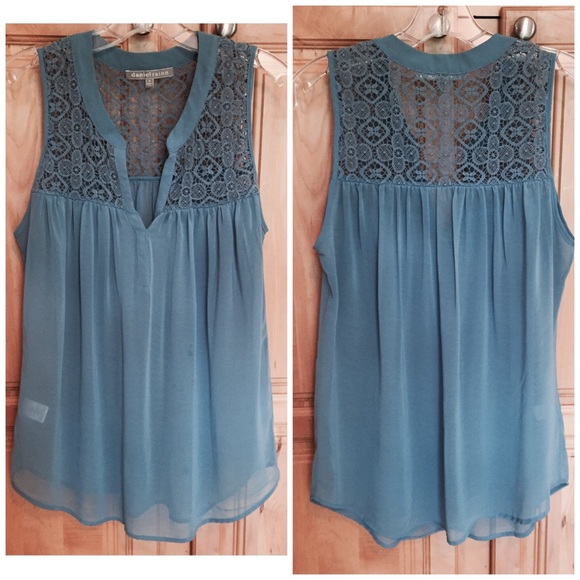 Daniel Rainn Tops - Sleeveless blue crochet detail top. Medium.