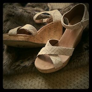 Toms beige wedges