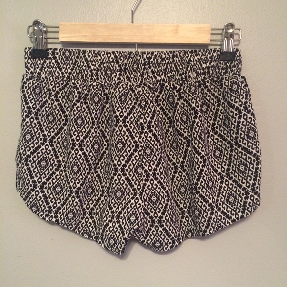 UO black and white soft shorts - Picture 2 of 4