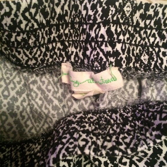 UO black and white soft shorts - Picture 3 of 4