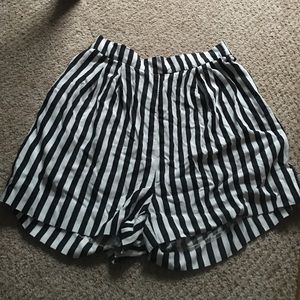 Shorts black and white striped