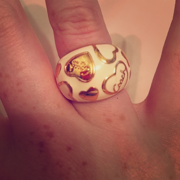 Authentic Coach ring in gold!