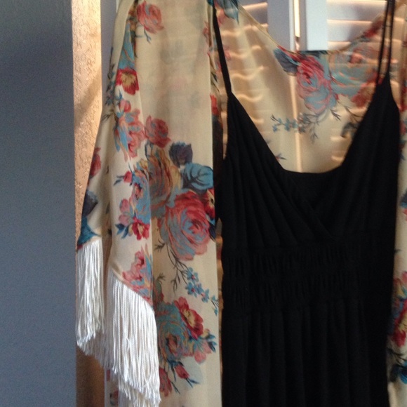 Fringe kimono - Picture 2 of 2