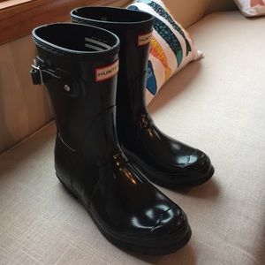 Short black glossy hunter boots