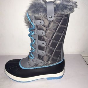 Brand new snow boots