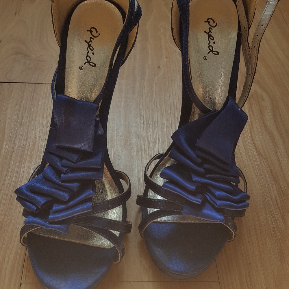 Qupid Women's Demand Ruffle Sandal