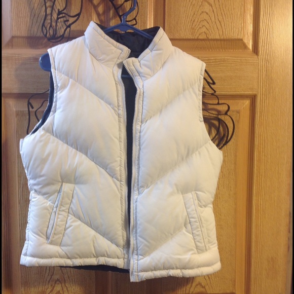 Reversible navy/white puffy vest