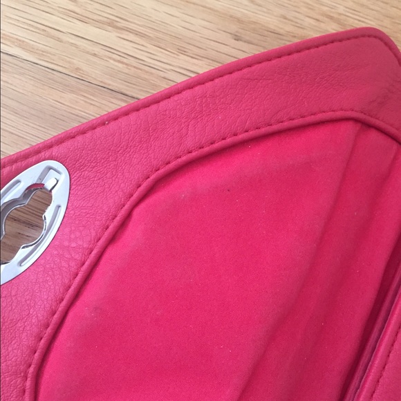 red clutch purse. - Picture 3 of 4