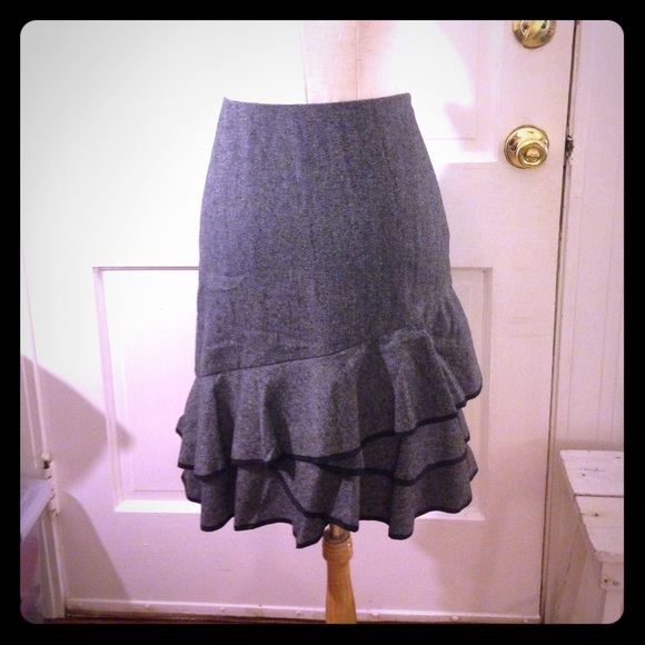 DKNY tweed pencil skirt with ruffled hem size 4