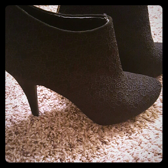 Cute Black Booty Shoes!