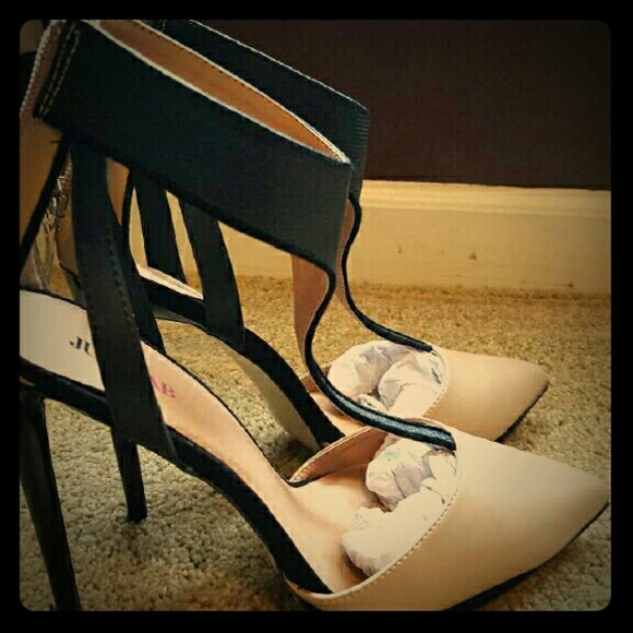 8.5 natural and black pump