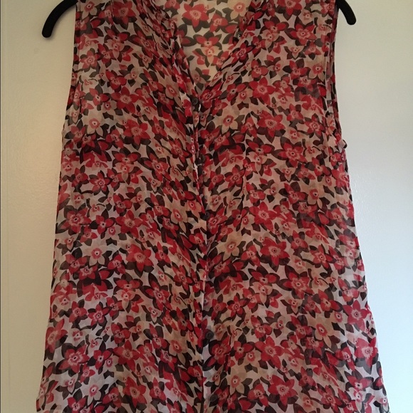 Equipment sleeveless top