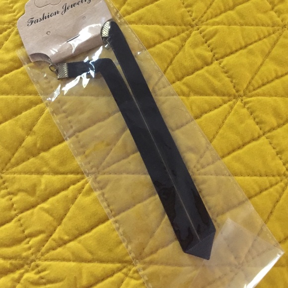 Velvet Choker - Picture 2 of 2