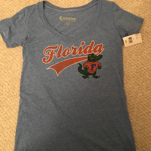 NWT Adorable Gators v-neck!