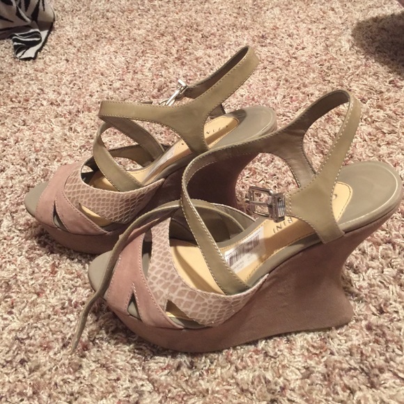 Light grayish tan wedge