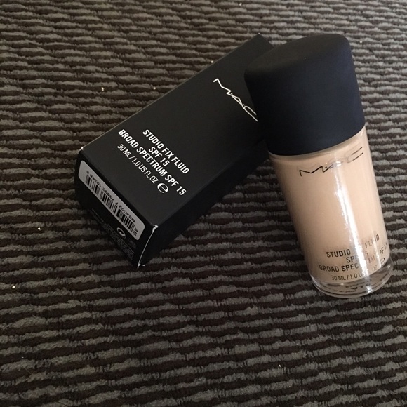 MAC Studio Fix Foundation NC 20