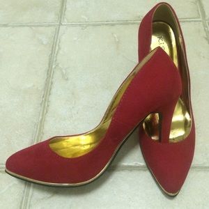 Red pumps