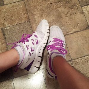 🌻White & purple Nike frees