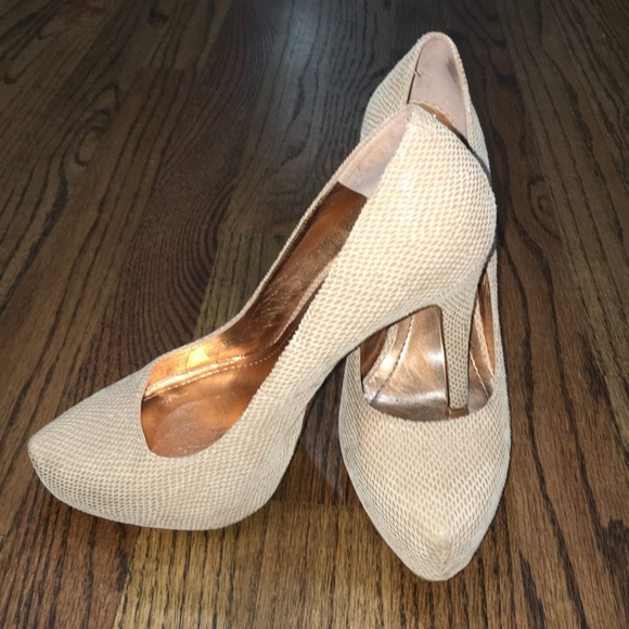 💋GORGEOUS🎀 nude BCBG platform heels