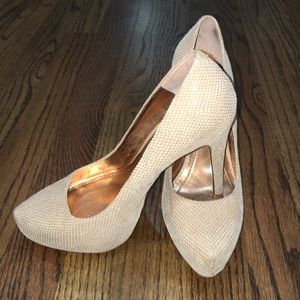 💋GORGEOUS🎀 nude BCBG platform heels