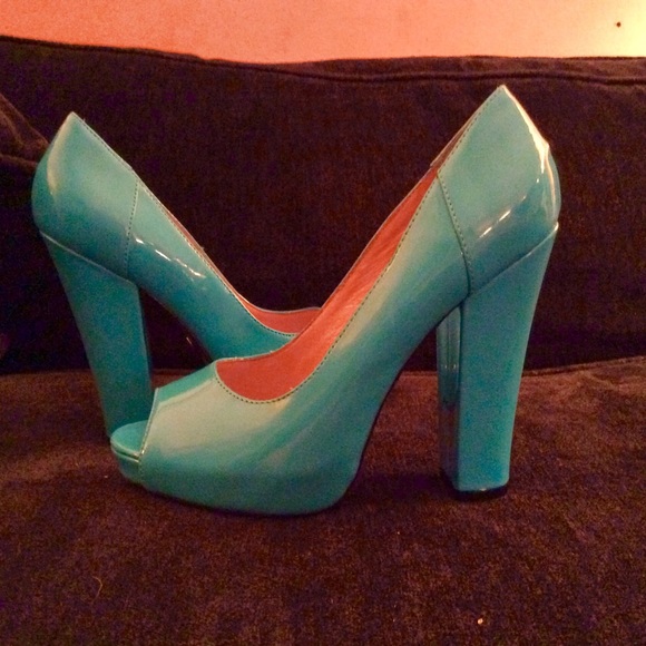 BETSEY JOHNSON TURQUOISE HEELS!!! - Picture 2 of 4