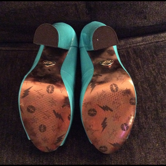 BETSEY JOHNSON TURQUOISE HEELS!!! - Picture 3 of 4